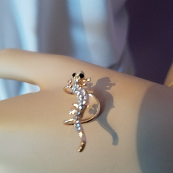 Baby Gold Gecko Ear Cuff - Picture 2 of 2